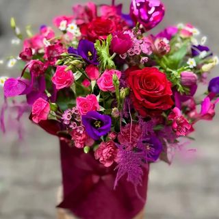 Pudełko różowych i czerwonych  kwiatów 