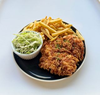 Snitel Palermo cu cartofi prajiti si salata de varza