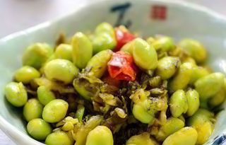 Cime di senape indiana saltato con edamame e aglio