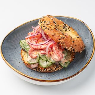 Бейгл с томленой кониной