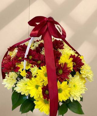 Кошница с хризантеми