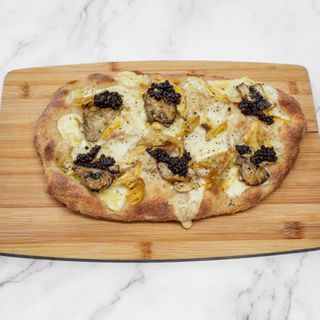 Pinsa  Pollo , Provolone, Alcachofas y aceite de Romero y Tomillo