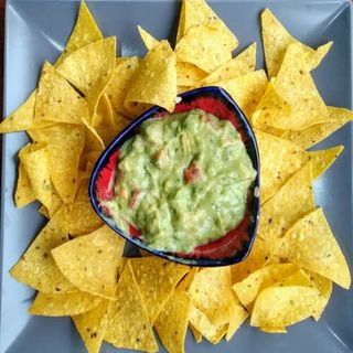 Nachos Con Guacamole (media)