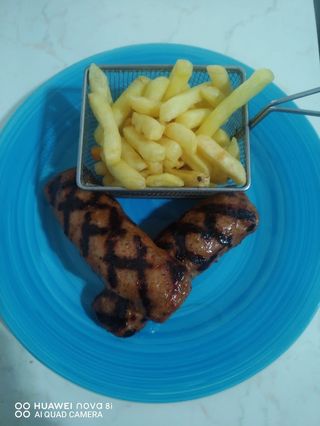 Телешки бифтеци с чедър и гарнитура от пържени картофи