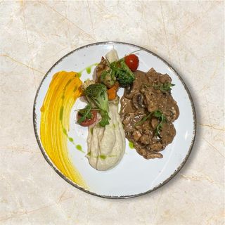 Pollo salteado con champiñones