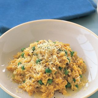 Шафраново ризото с морски дарове и пармезан 400 гр. 