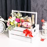 Lădiță cu flori și cadouri
