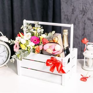 Lădiță cu flori și cadouri