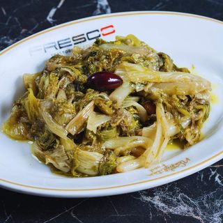 Scarole con olive nere e capperi
