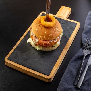 Chicken burger, cartofi dippers si sos