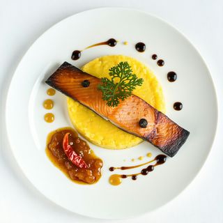 Pastrav afumat cu turta de malai si dulceata de ardei iute