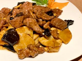 Ternera con bambú y setas chinas