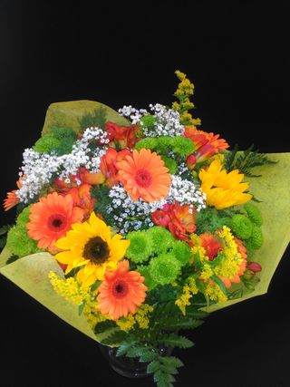 Ramo Primaveral Con Flores De Temporada En Tonos Naranjas Y Amarillas, Sin Rosas.