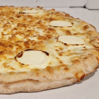 Pizza La Cremosa de quesos (Mediana)