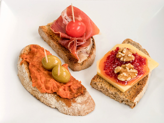 Combo Pan amb oli x 3 (serrano, sobrasada, queso) + 1 Refresco