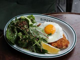 Шніцель з зеленим салатом та яєчнею (300г)