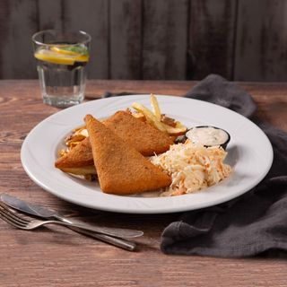 Ser smażony z domowymi frytkami