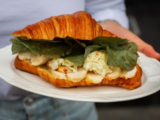 Круасан з куркою та сиром Моцарела