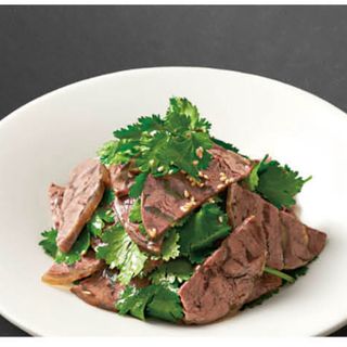 香菜拌牛肉 Ternera marinada con cilantro 