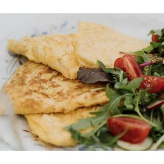 Tortilla de gambas con ensalada y papas