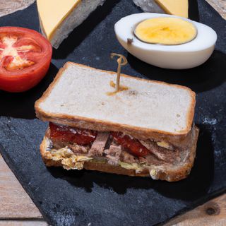 Sándwich Atún, Huevo Cocido Y Tomate Frito