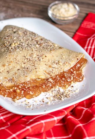 Slatka palačinka sa džemom od kajsija