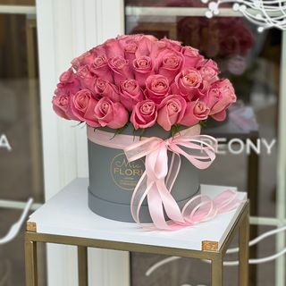 51 trandafir roz in cutie