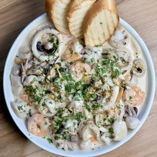 Мікс морепродуктів у вершковому соусі (870/40г)