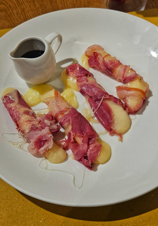 Tosone avvolto nella pancetta croccante