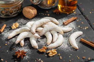 Cornulete cu unt si nuca