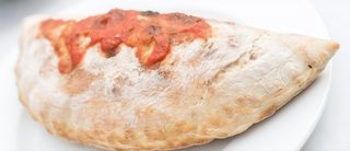 Calzone pomodoro, mozzarella, ricotta e pepe