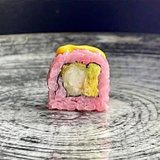 54. Uramaki Arroz Rojo Con Tempura De Langostino (8 Pzs.)