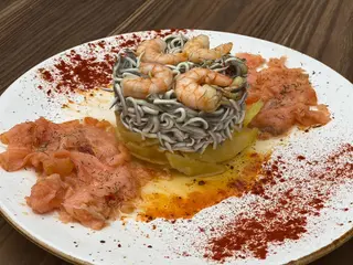 Salteado De Gulas Con Gambón Al Ajillo