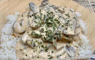 Plat de pit de pollastre amb arròs i crema de ceps