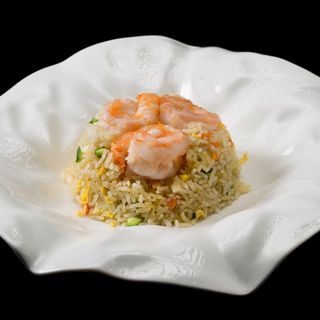 303. Riso saltato con gamberi, verdure e uova