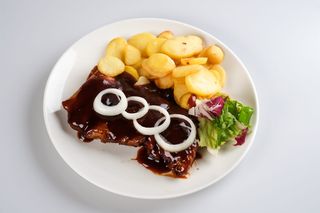 Coaste haiducesti in stil barbeque cu cartofi chips