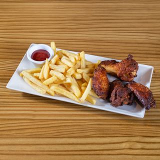 Alitas De Pollo Con Patata Y Kétchup