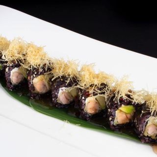 Uramaki black salmon croc roll