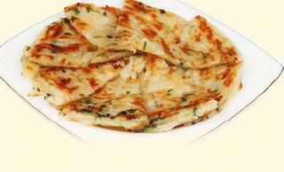 Tortita de pan con cebollino crujiente