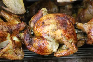 (1/2) Pollo A L'ast Con Patatas Al Caliu