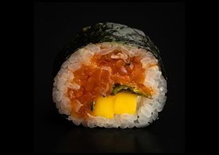 Futomaki tatar z łososia podany z chrustem z pora 6 szt.