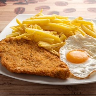 Pollo Empanado Con Patatas Y Huevo