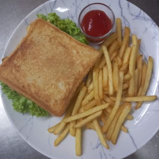 Сендвіч з куркою ,картопля фрі 360\30 г ( без листа салата)