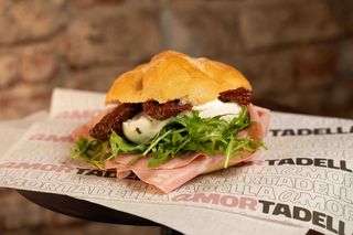 5 Mortadella, bufala, pomodorini freschi, rucola, olio