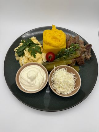 Mămăligă cu tocăniță de porc