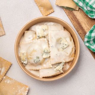 Ravioli ricotta y espinaca con salsa Gorgonzola