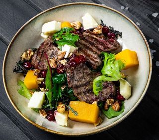 Salata calda cu dovleac si carne de vitel frageda