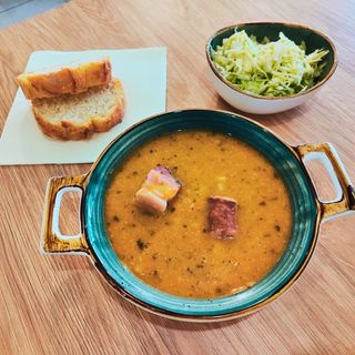 Pasulj sa suvim mesom 500gr, kupus salata 150gr, hljeb