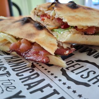 Sendvič piletina i slaninica