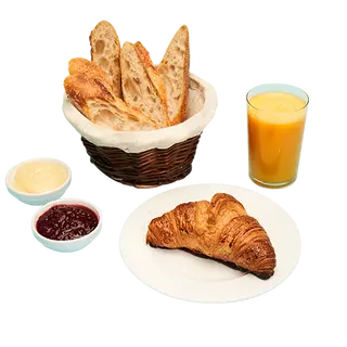 Śniadanie Charlotte ze świeżym sokiem